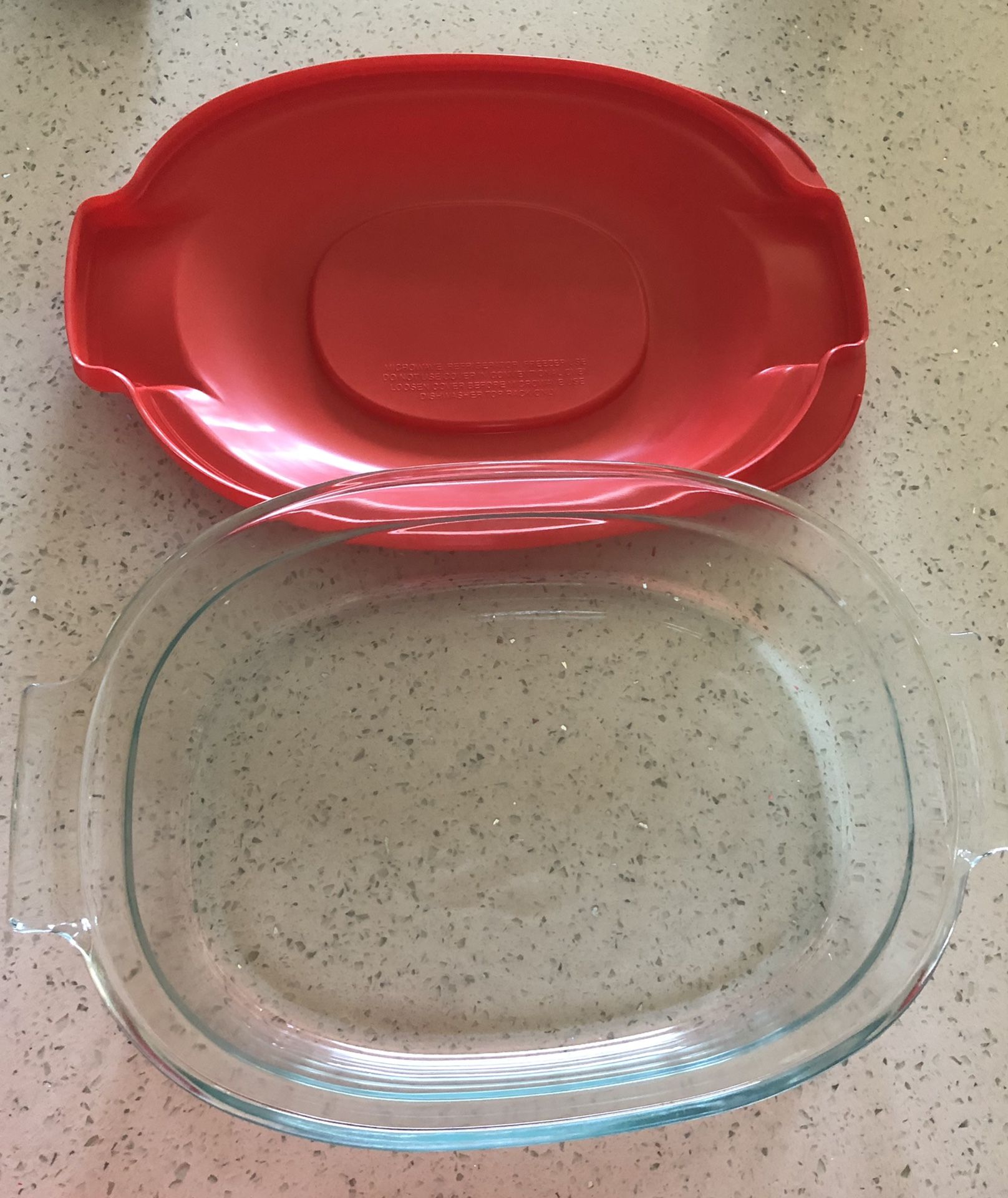 Brand new Pyrex bowl with lid - 2.5 qt