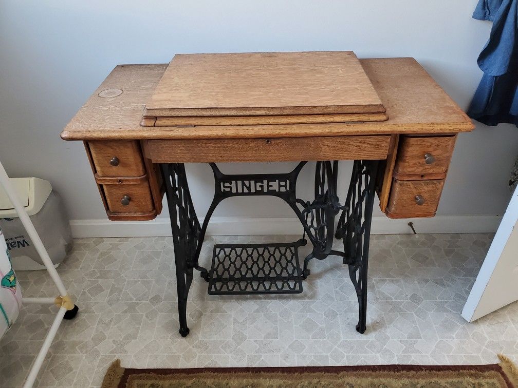 Vintage SINGER SEWING MACHINE