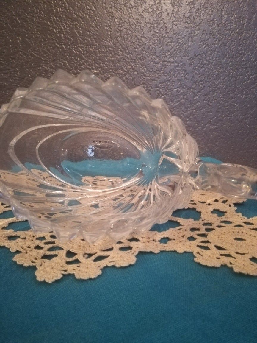 vintage Swan Gloria Vanderbilt 24% lead crystal candy dish