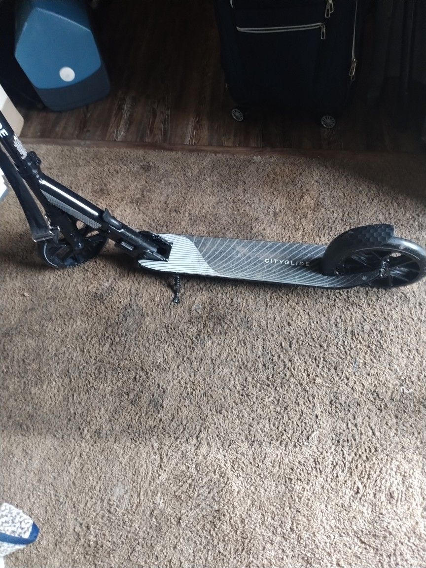 Cityglide Folding Scooter. (contact info removed)