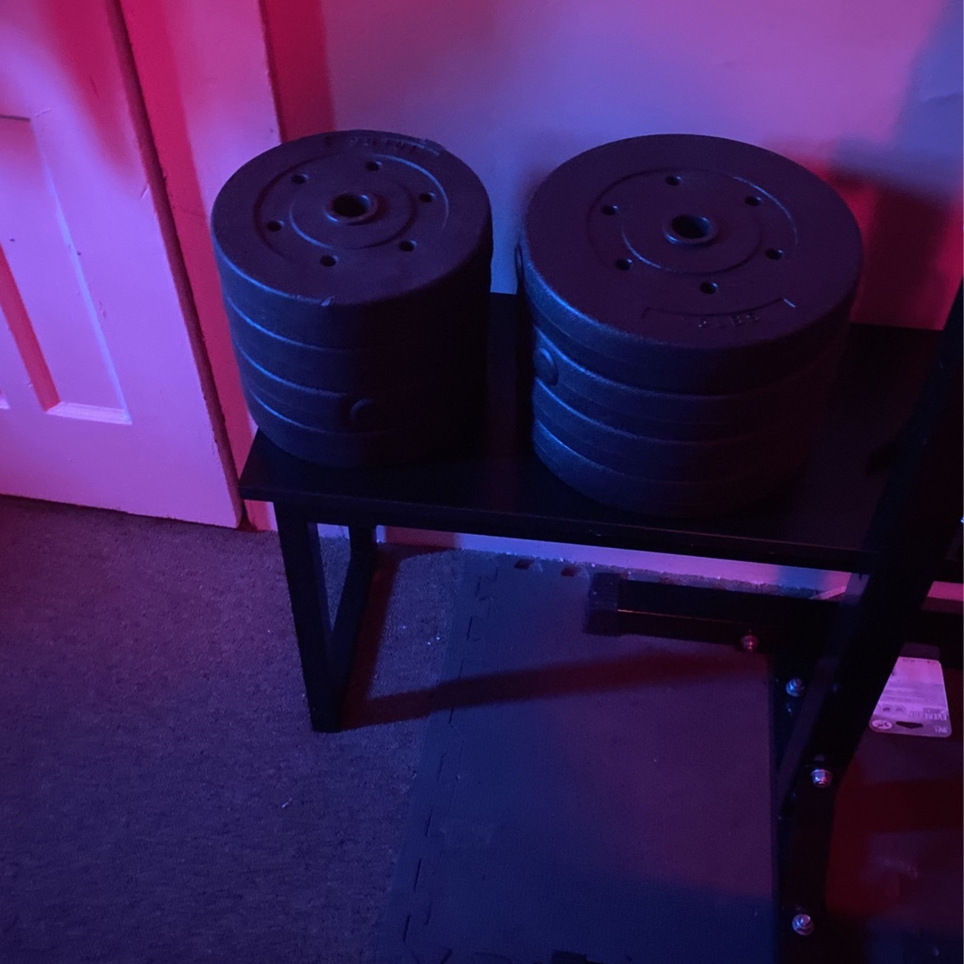 200LB vinyl Weight Set. (Collars And Barbells Included!!)