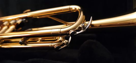 Mint Yamaha Student Trumpet YTR-2330 Bb with mouthpiece, case Thumbnail