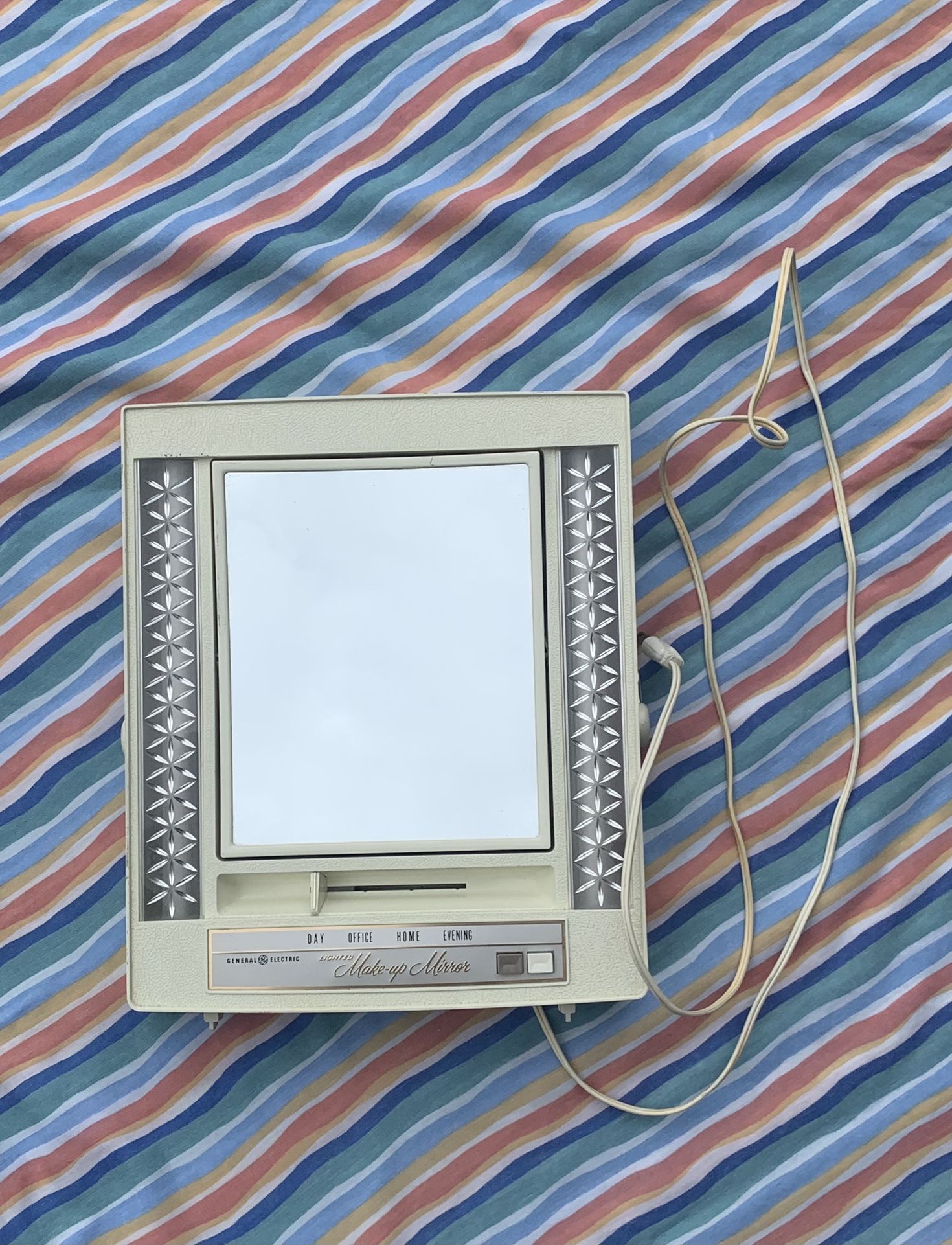 General Electric Lighted Makeup Mirror