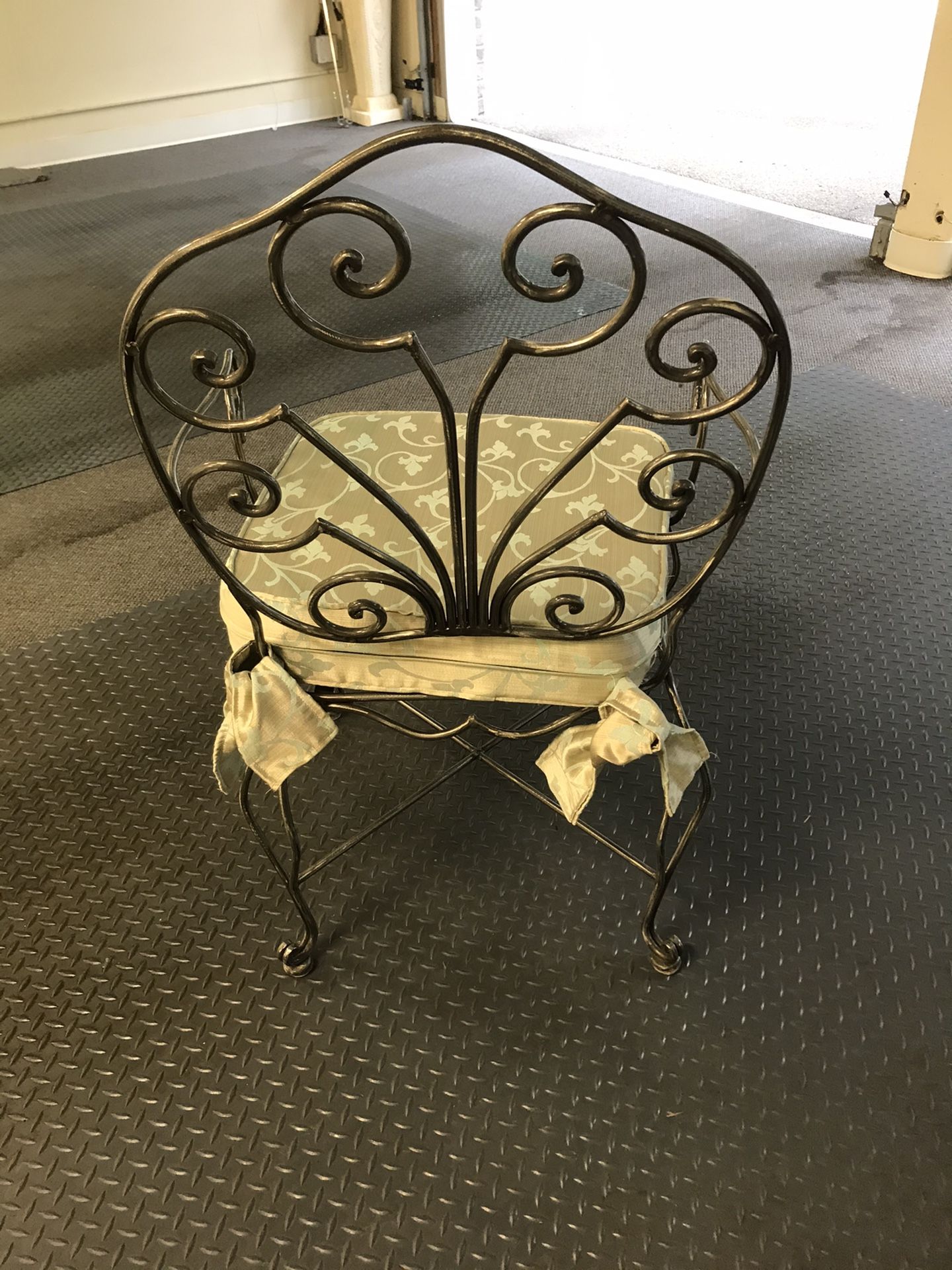 Beautiful Glass 5pc dining nook or patio set