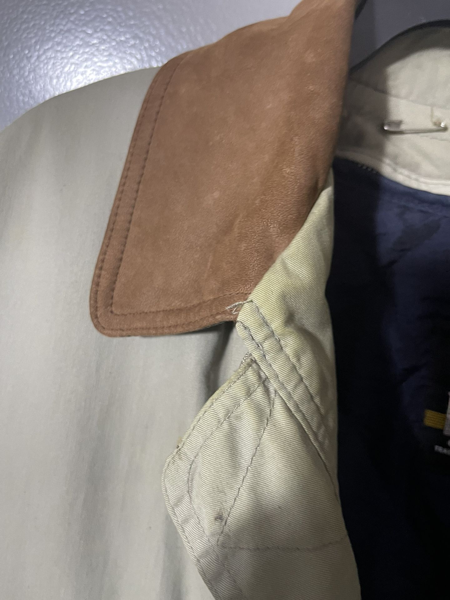 Used London Fog man coat thinsulate 3M with zip out lining, 4 pockets on the front, Leather collar, dry clean only, zip and button closure size M Reg
