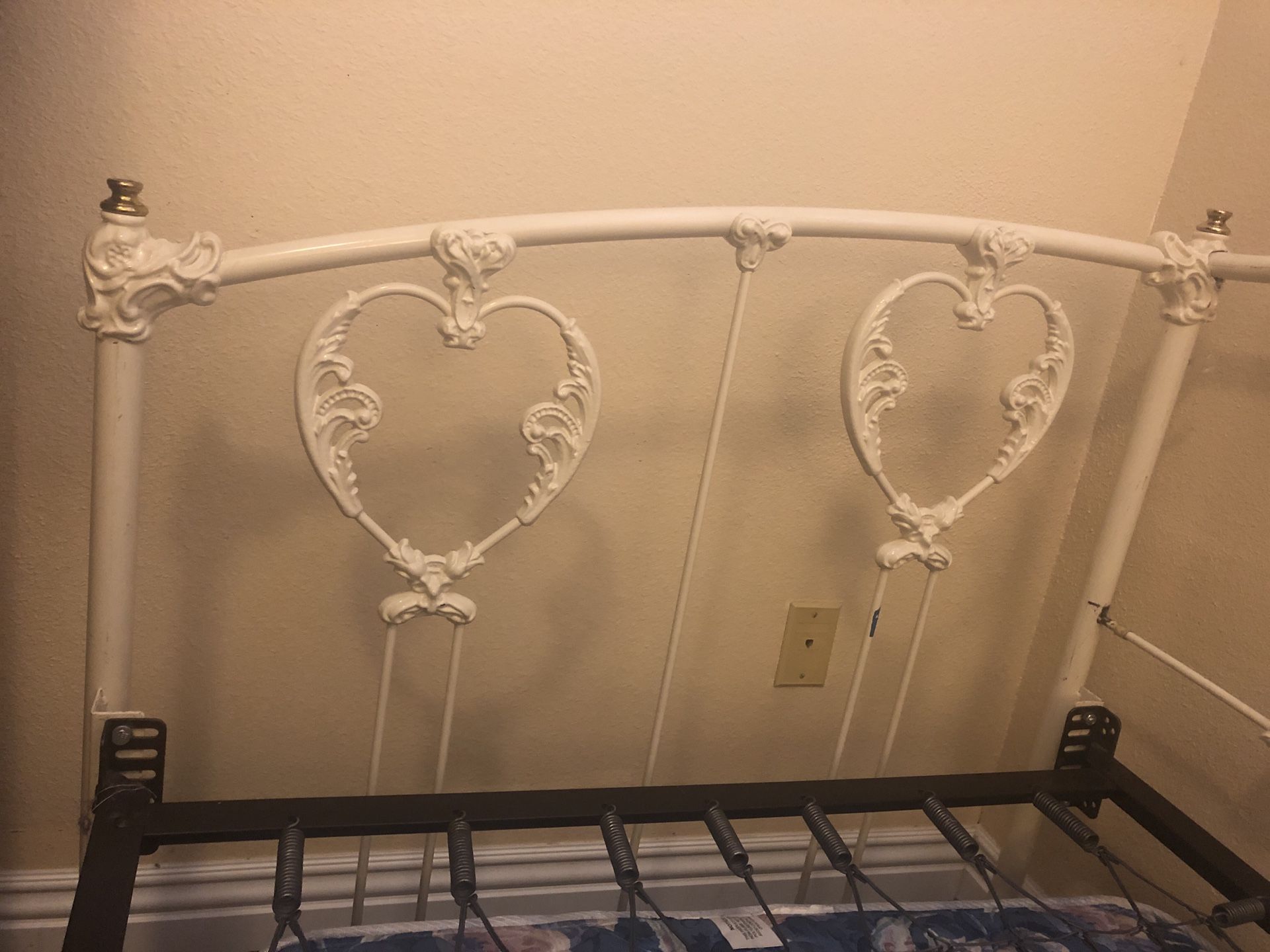 Wrought Iron Daybed Elliott's Designs w/trundle and twin mattresses for  Sale in Artesia, CA - OfferUp