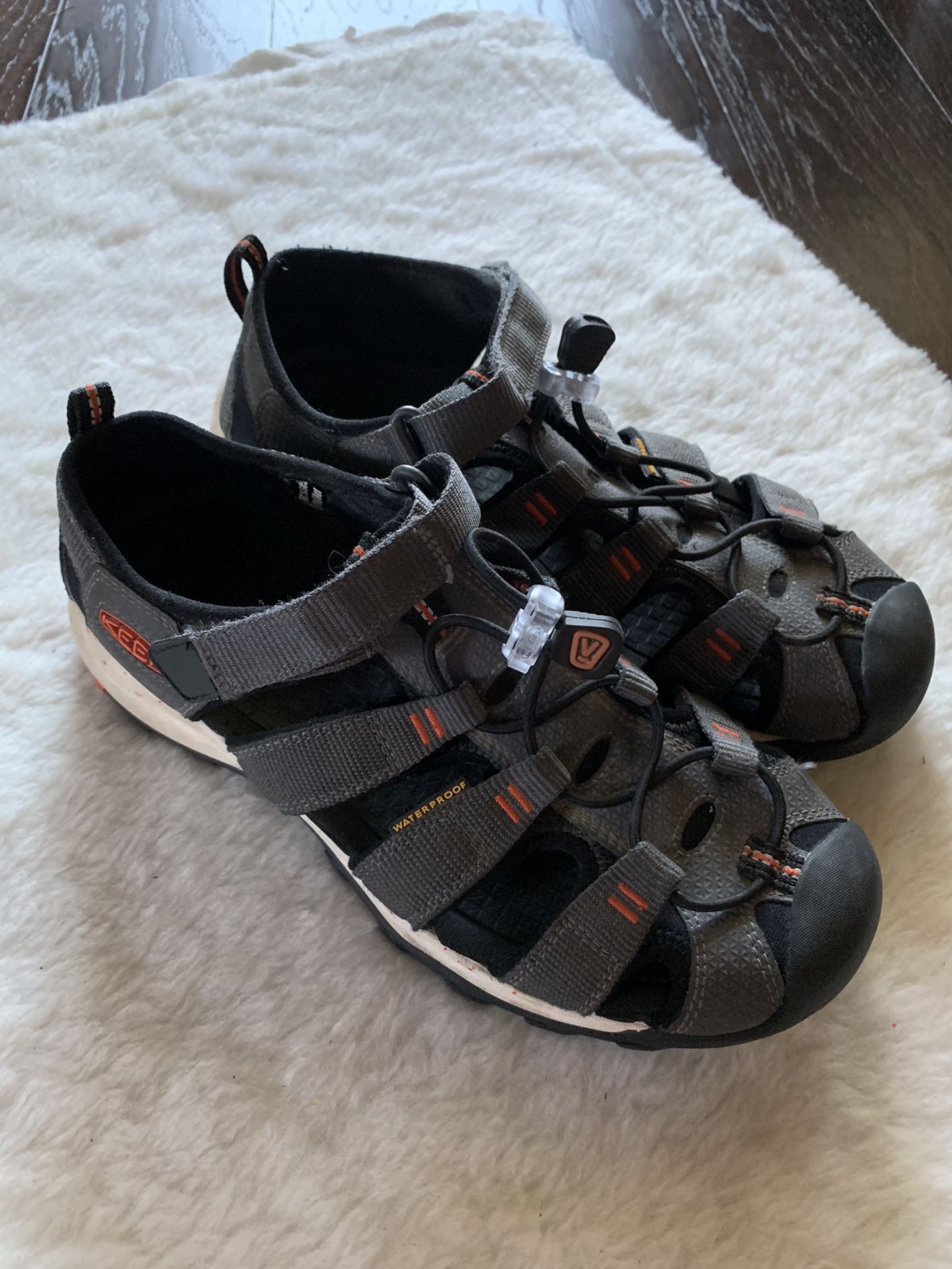 Keen close toe shoes Size 5 Women