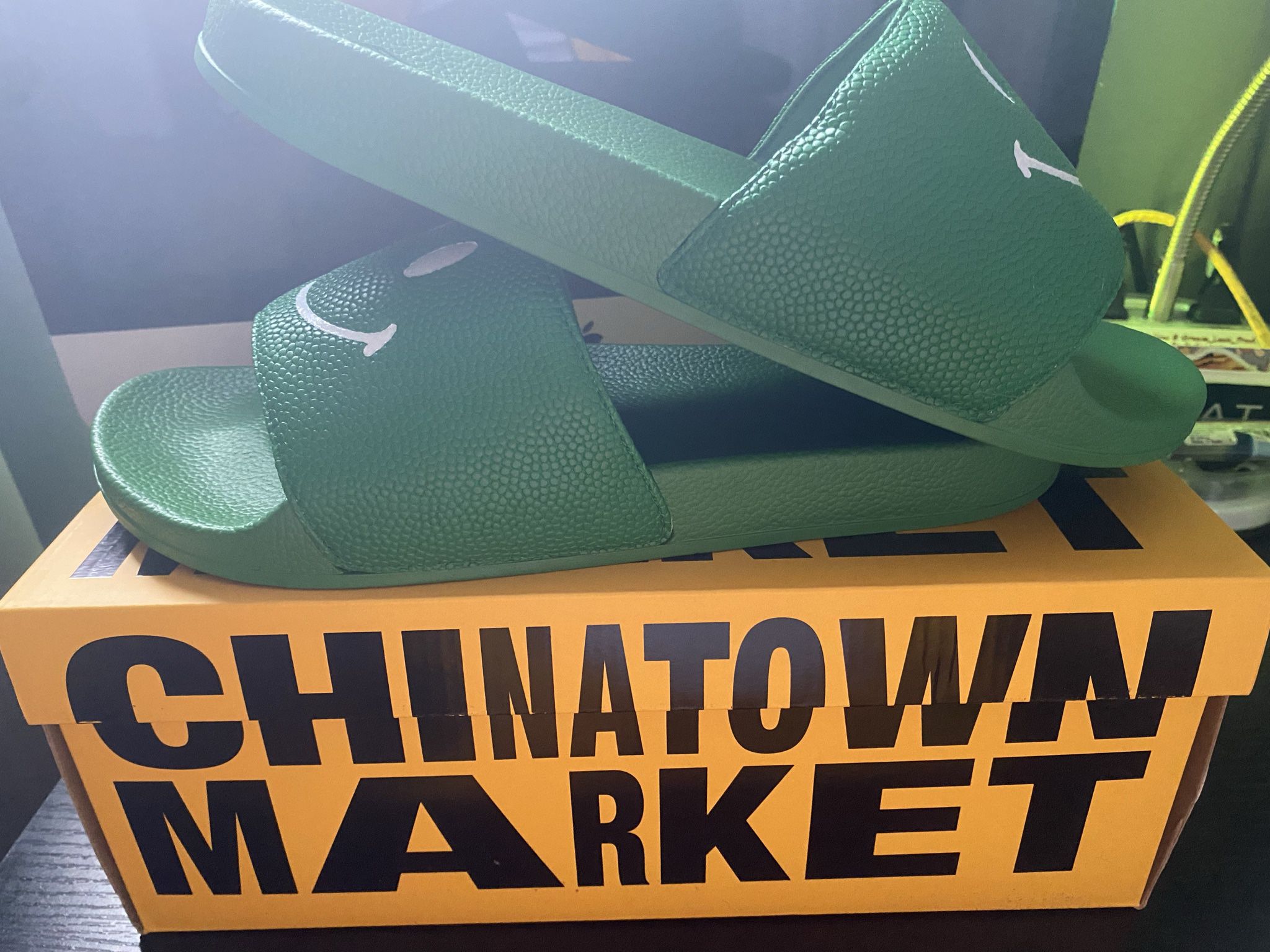 Chinatown Market Slides Size 13