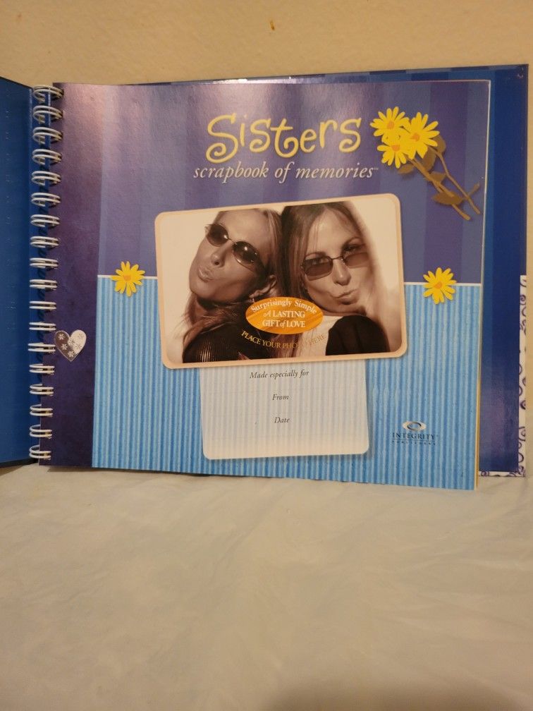 Sisters Scrapbook of Memories : Treasures of Love, Faith, and Reflection