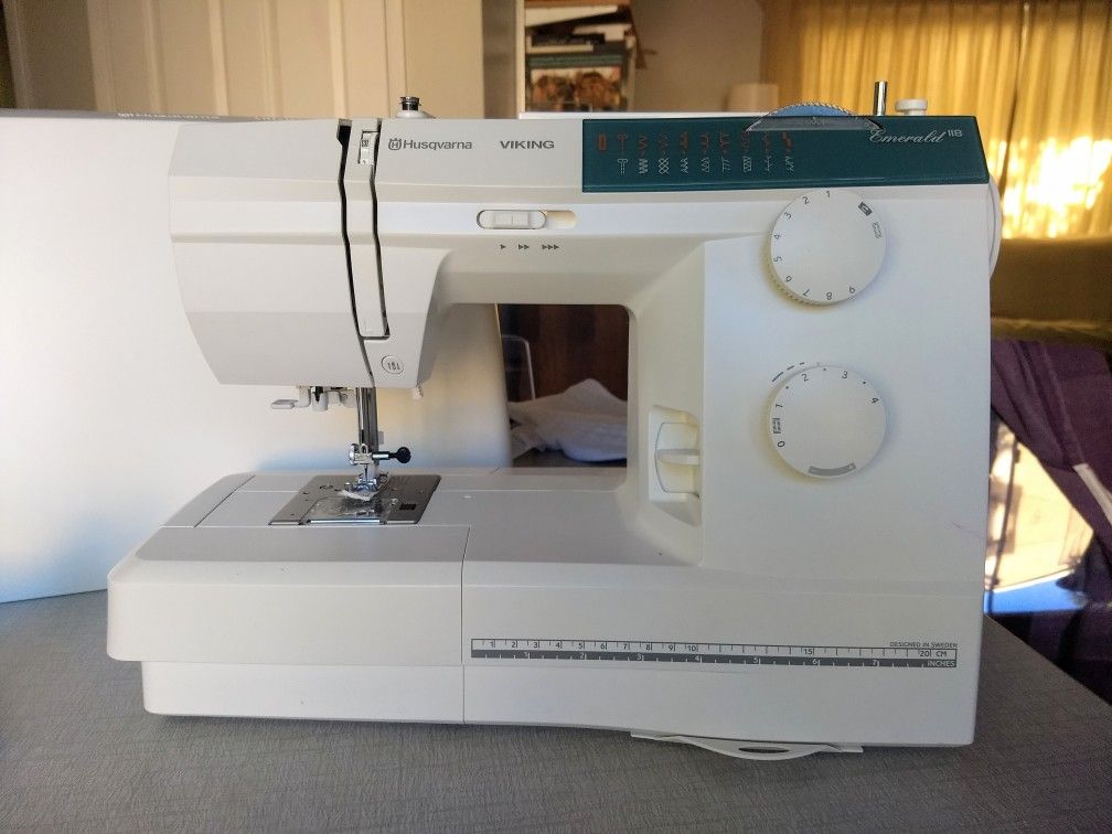 Viking Husqvarna Emerald 118 Sewing Machine for Sale in Shoreline, WA