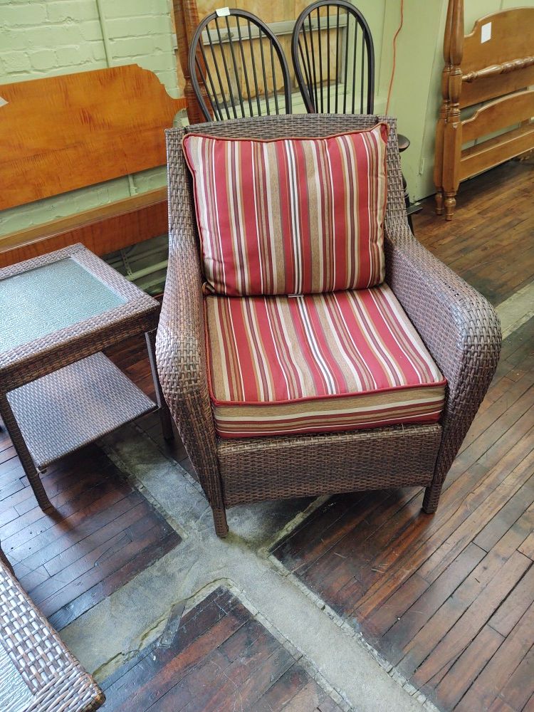 Beautiful vinyl wicker 6 pc patio set
