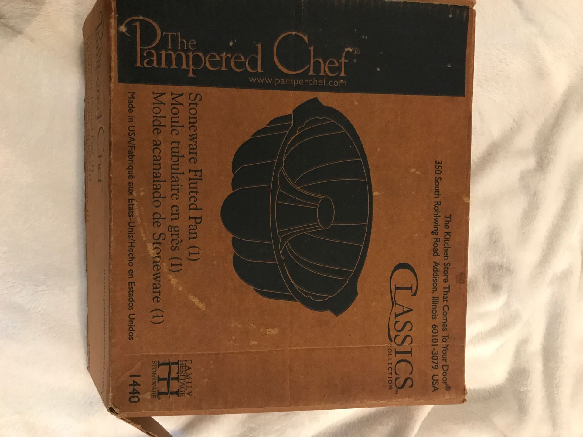 PAMPERED CHEF STONEWARE FLUTED PAN 1140 SEASONED