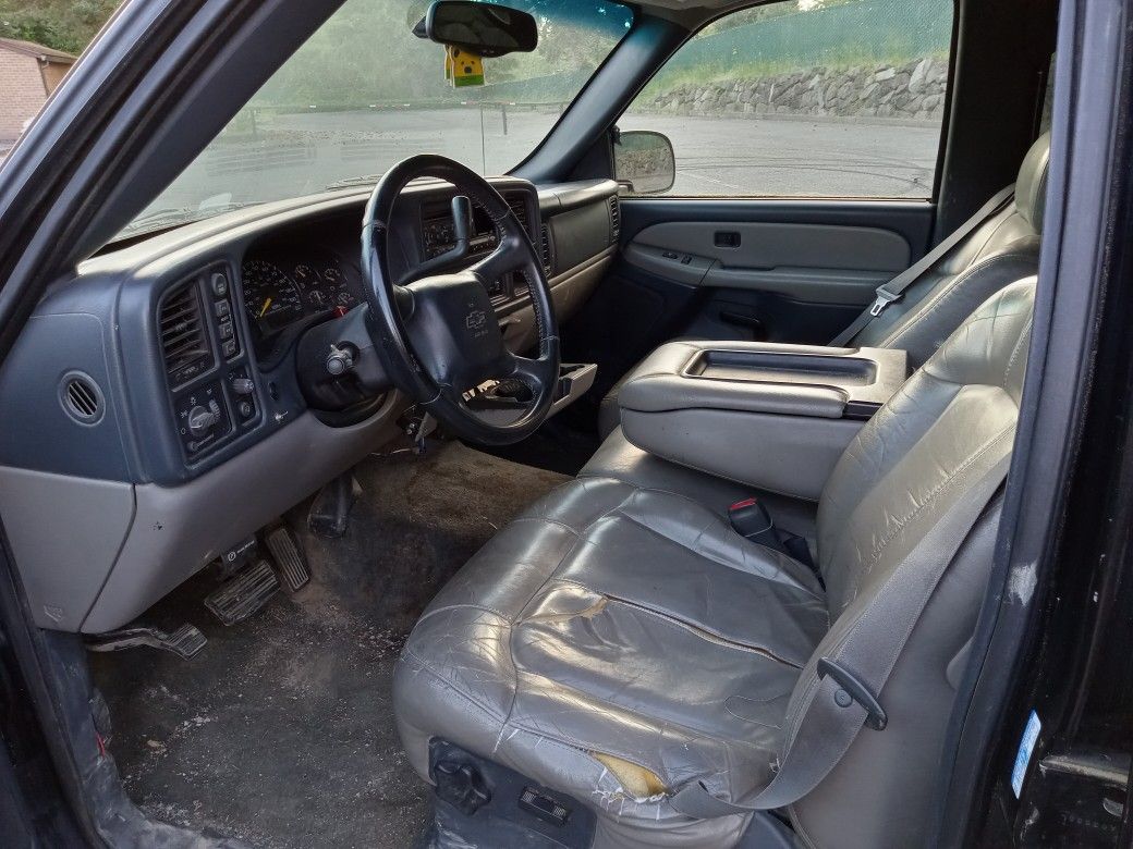 Chevrolet Suburban 4x4 6.0L 3/4 Ton