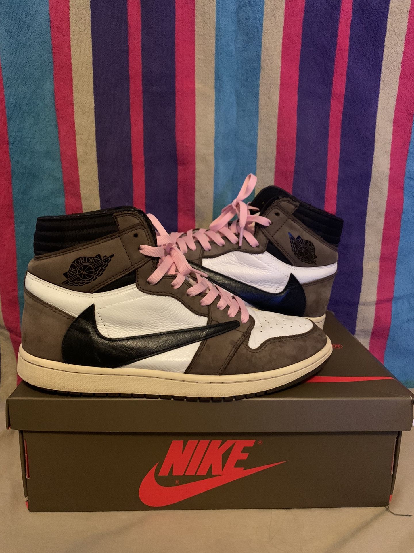 Jordan 1 High Travis Scott