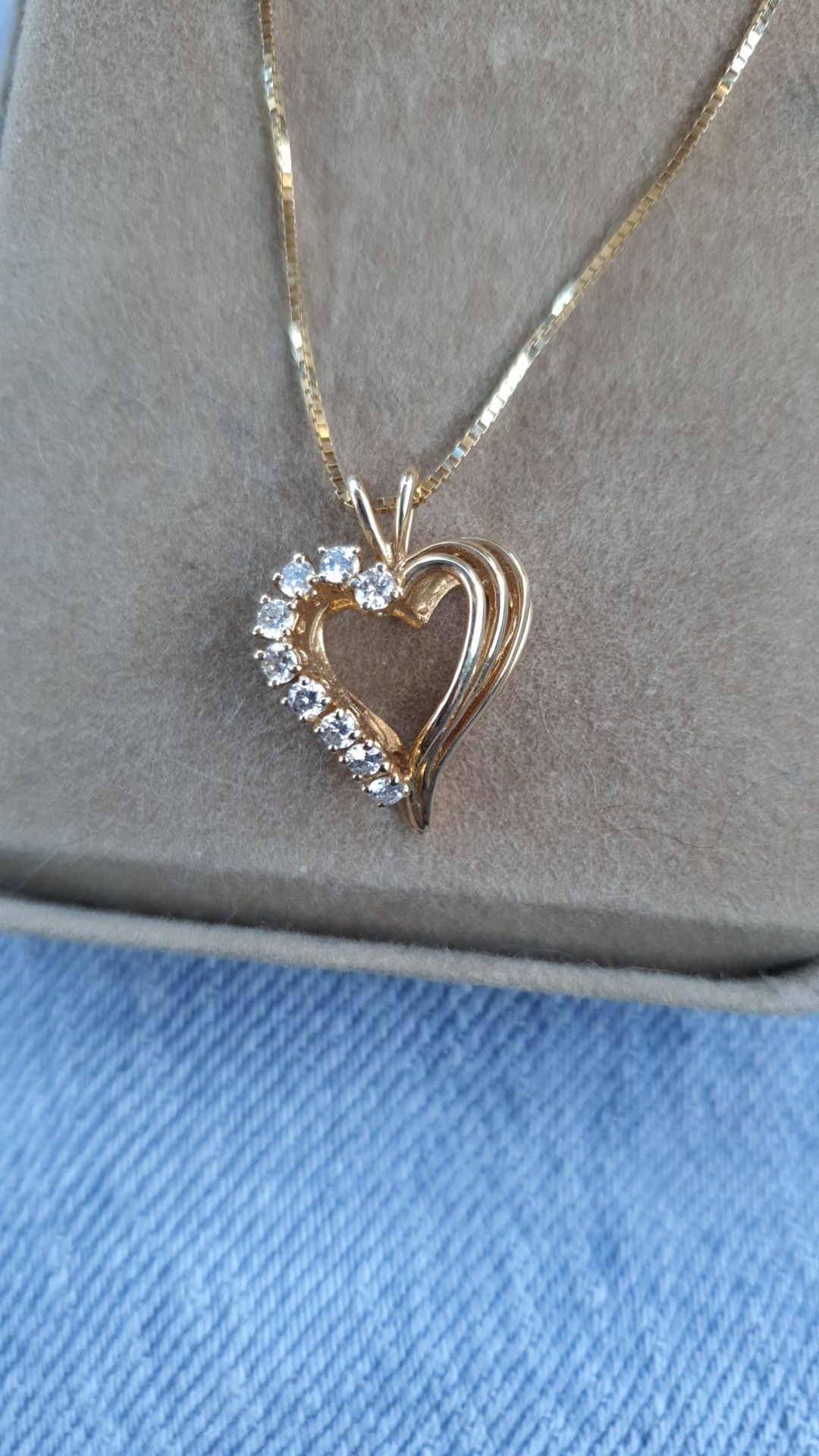 14kt gold penant with 18inch 14kt chain w/9. 10th carat diamonds