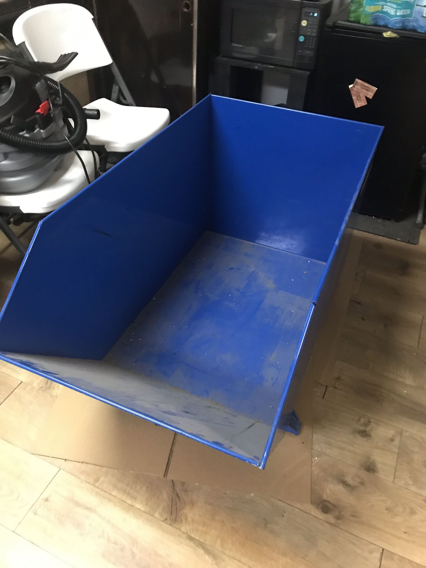 Self dumping forklift hopper