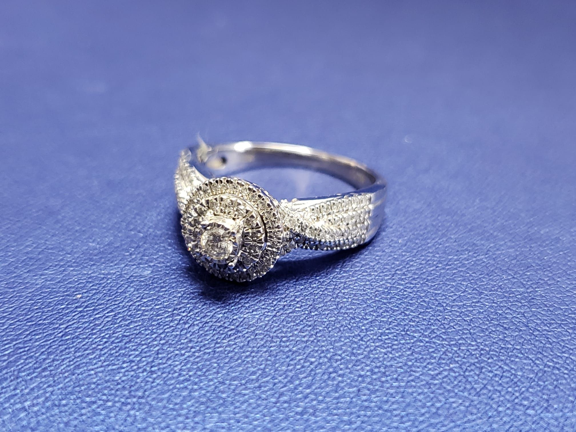 10K White Gold Approx 1ctw Diamond Engagement Ring Size 7