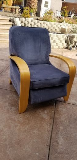 La Z Boy Carlyle High Leg Recliner Chair Very Good Condition For Sale In Thousand Oaks Ca Offerup