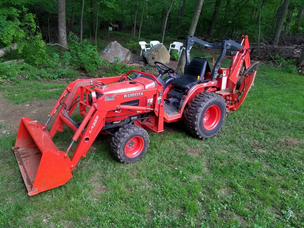 Kubota B7610 / LA352 Bucket / 4672A Backhoe