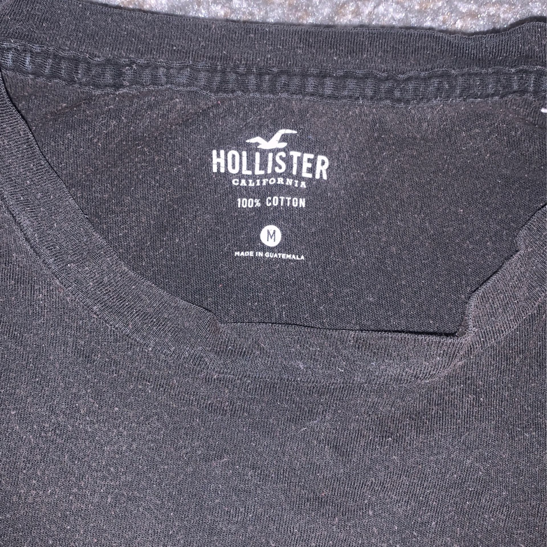 black Hollister tshirt