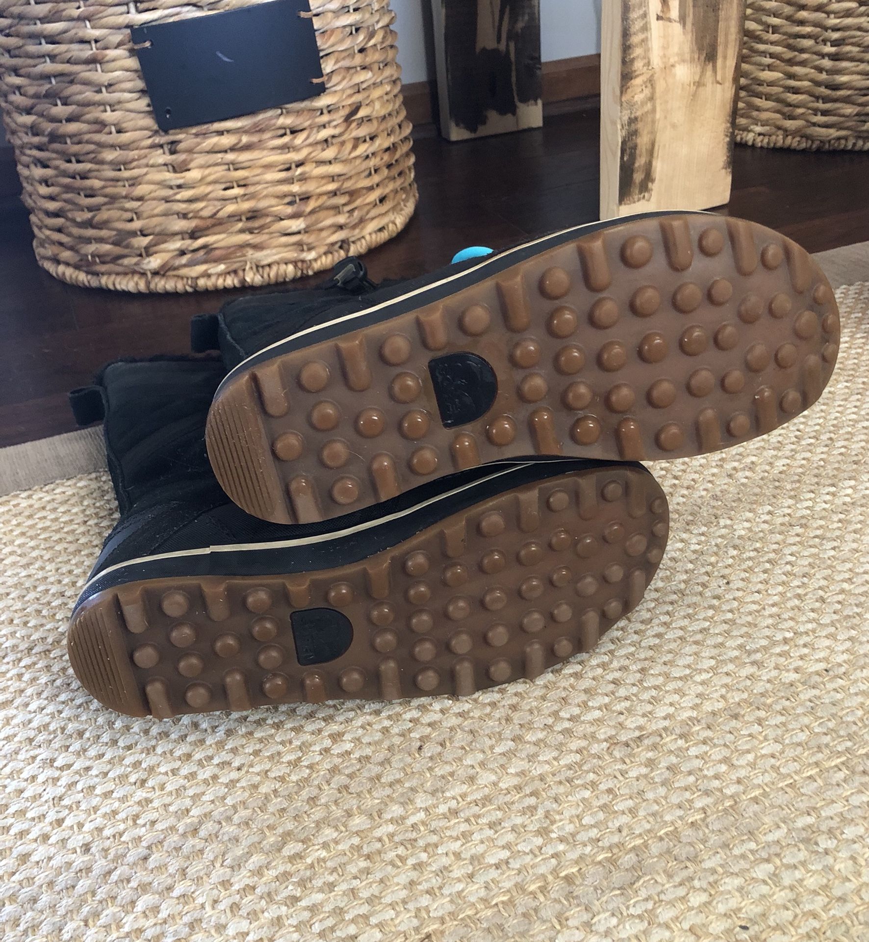 Sorel Glacy Explorer Black winter boots. Size 8. Originally $135