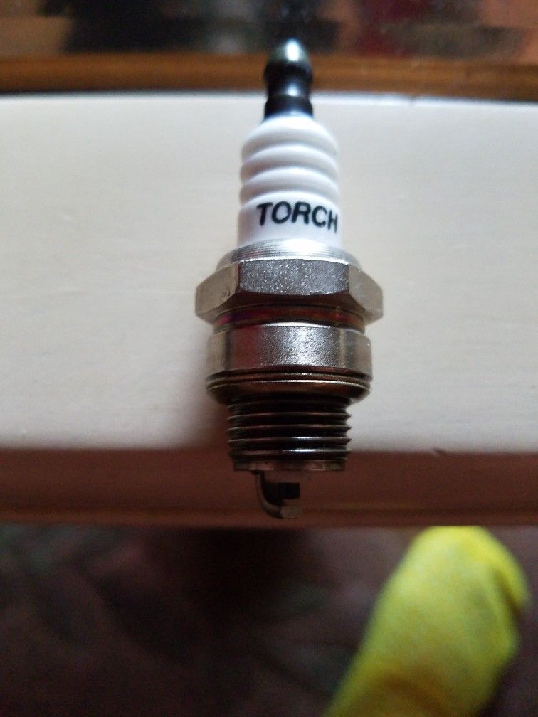 BRAND NEW SPARK PLUG FOR 2 CYCLE WEED WACKER