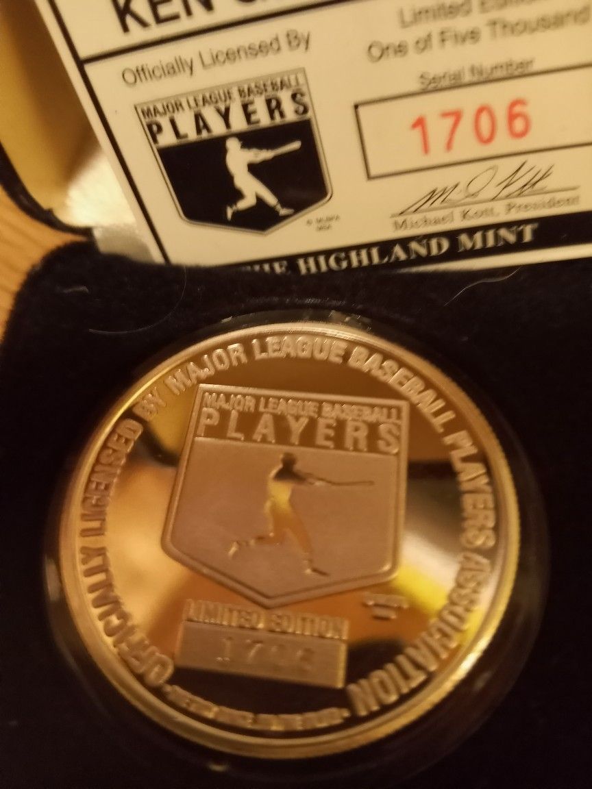 .999 Fine Silver Signature Series Ken Griffey Jr Highland Mint Round