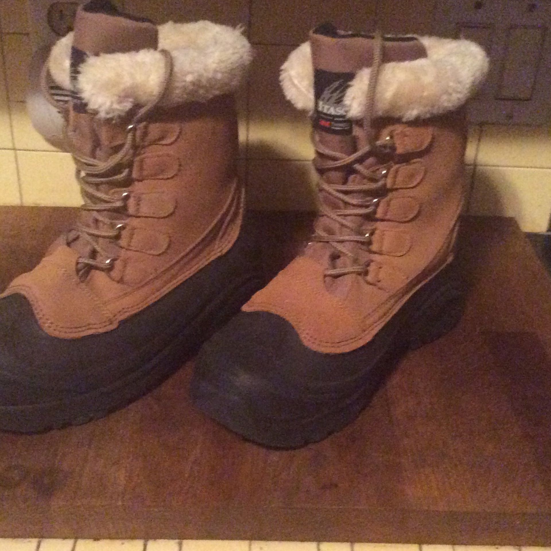 New ITASCA Ladies Boots. Size 7.