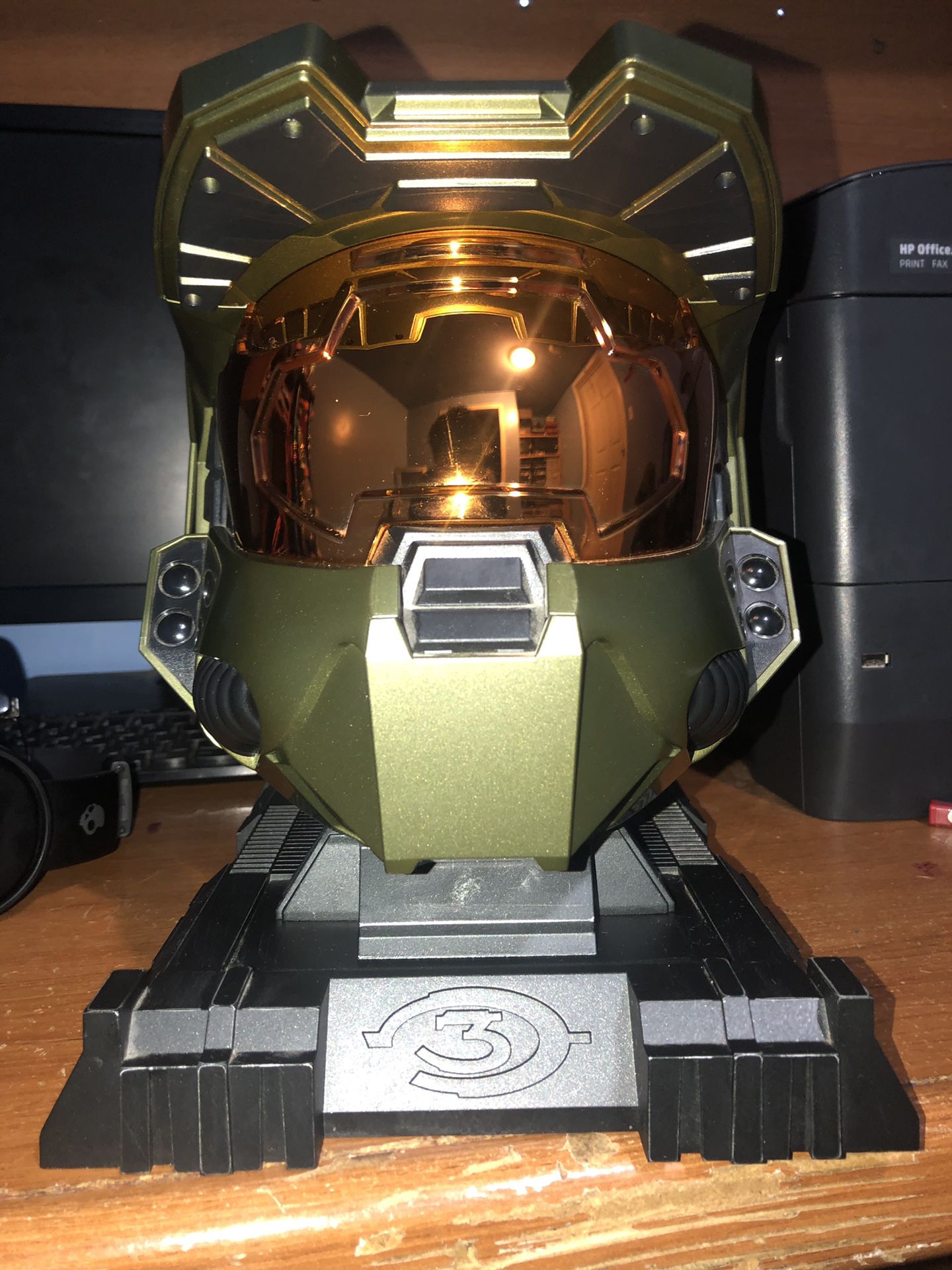 Halo 3 Legendary Edition Master Chief Helmet and Stand with Dust Cover ...