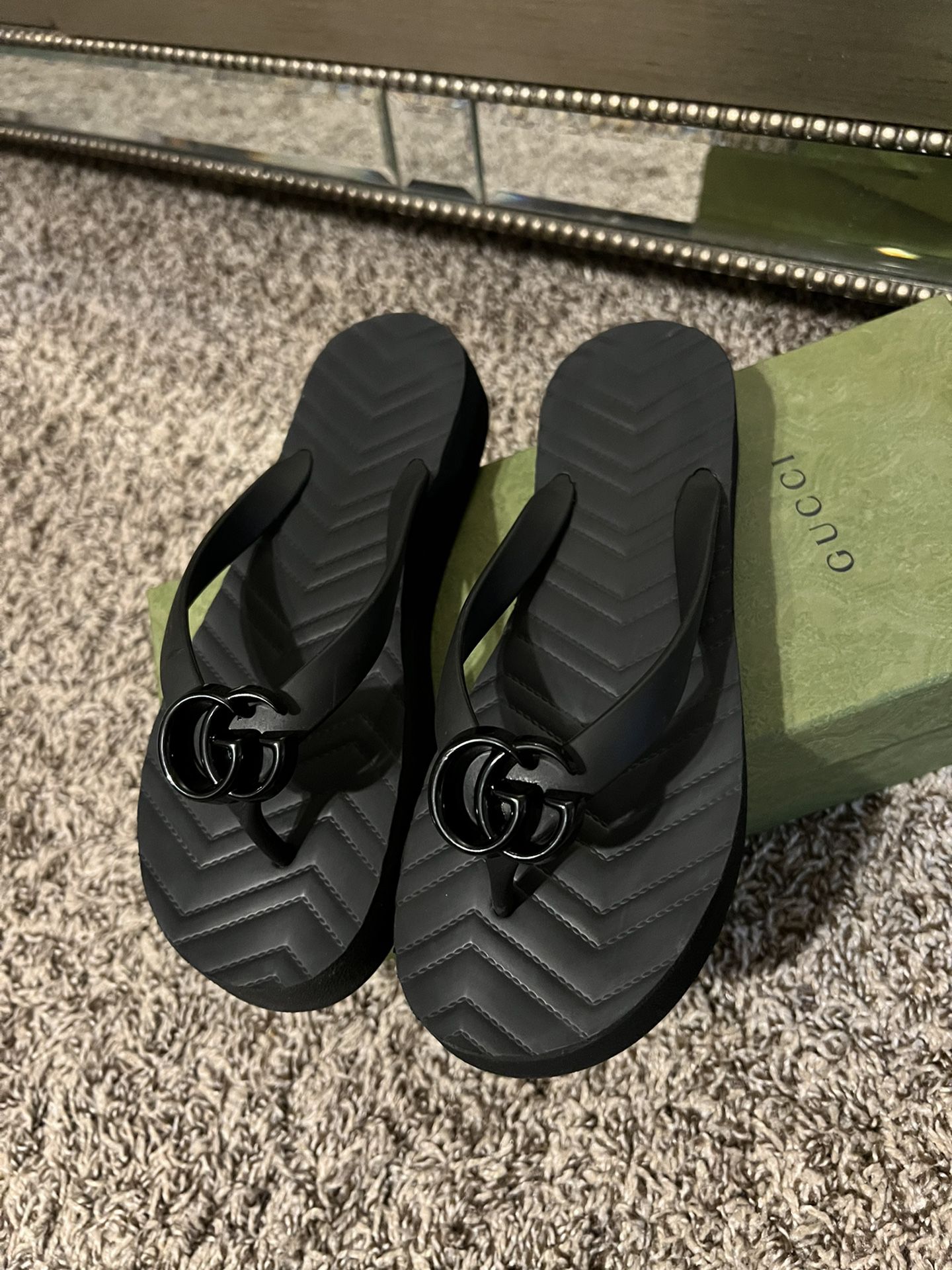   Black Gucci thong sandals 