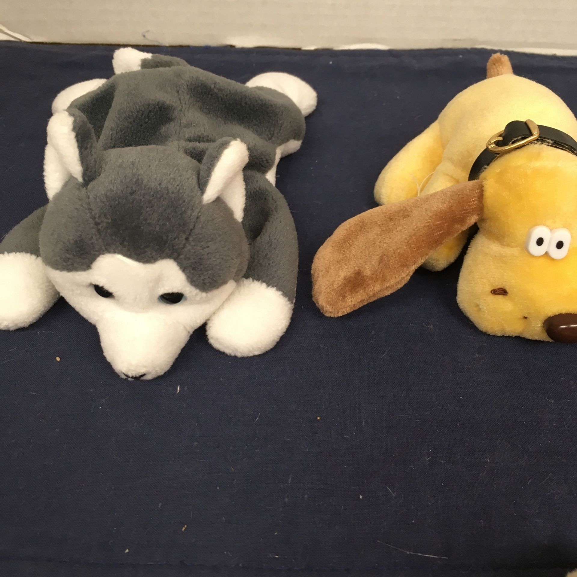 Unipak Dog House with (5) Dogs