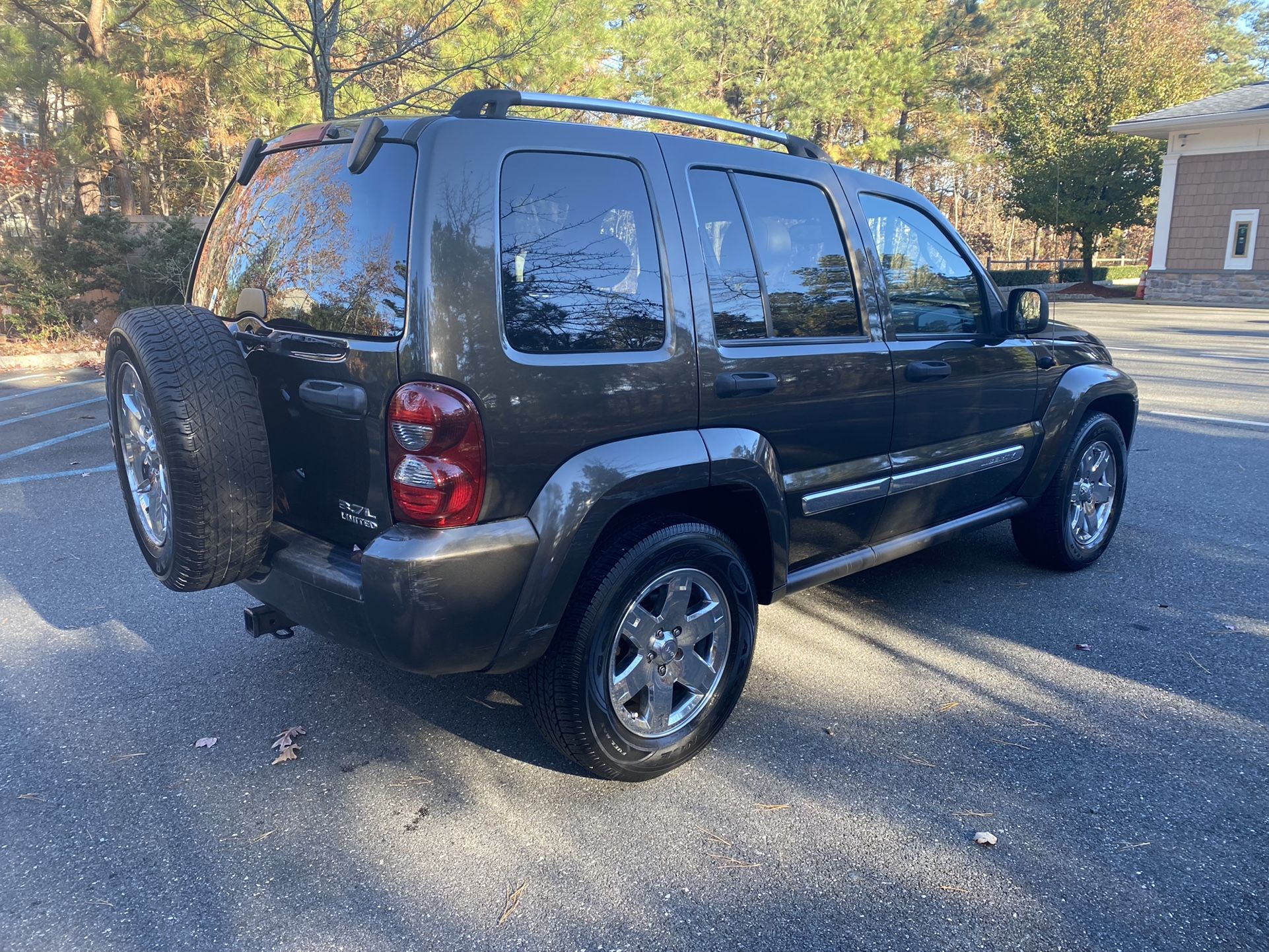 2006 Jeep Liberty Limited / fully loaded / 4x4 Has 150k Runs and drives excellent / clean title / no issues $5300