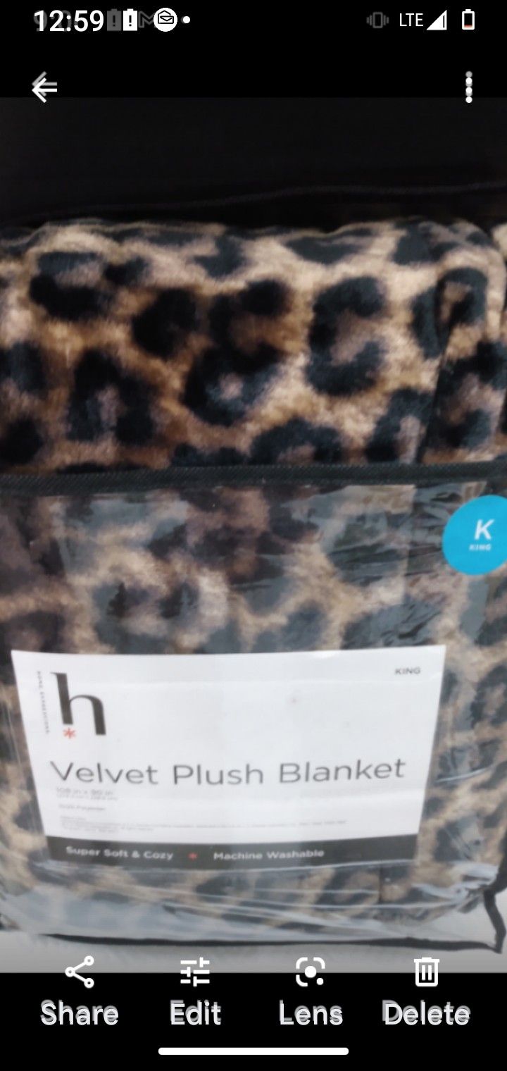 BRAND NEW - BEAUTIFUL SUPER SOFT AND COZY LEOPARD PRINT BLANKET