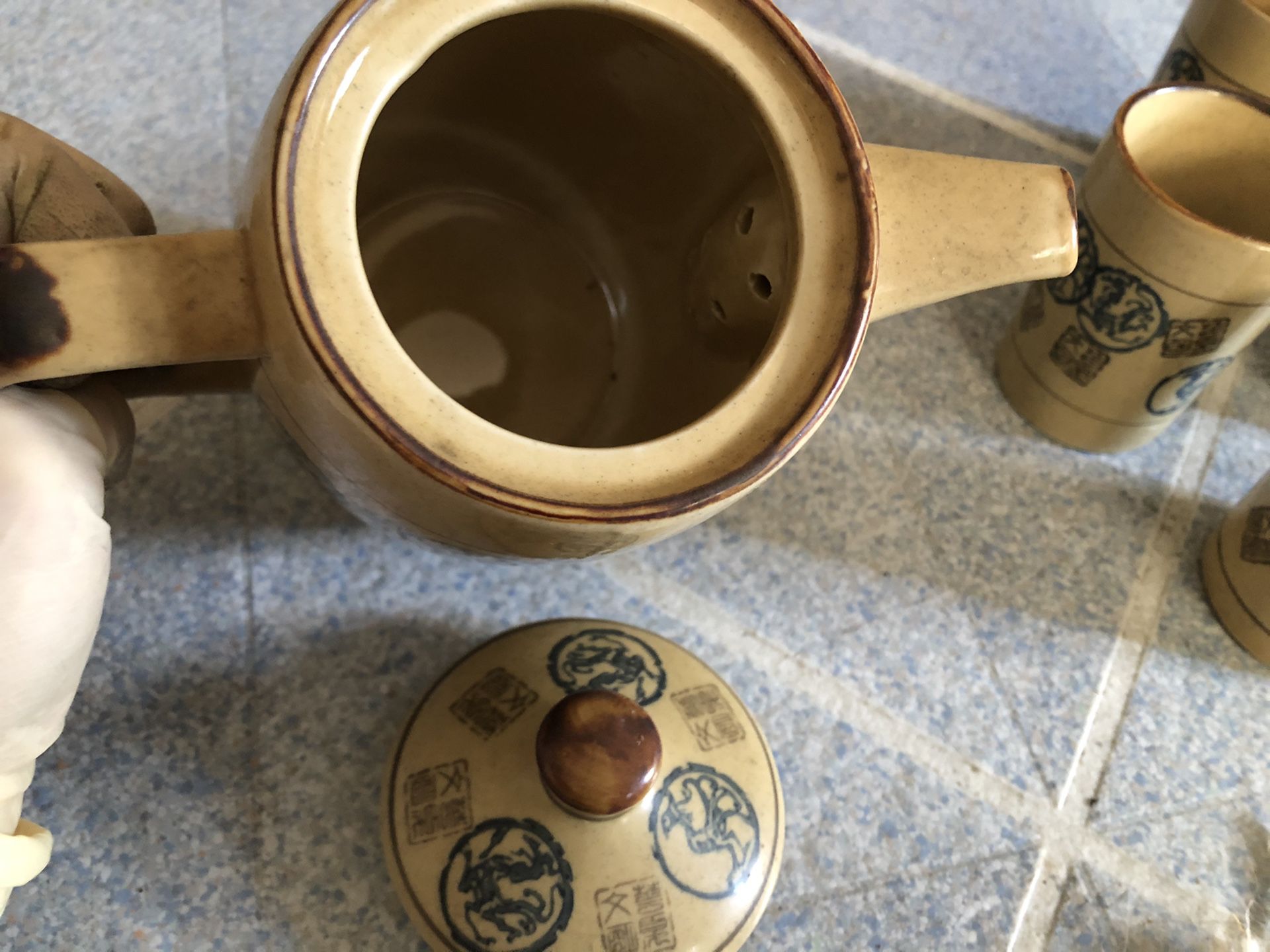 Chinese tea pot and tea cup set