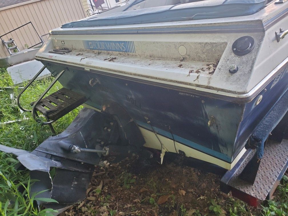 Fourwinns Speed Boat Ran Last Summer Don't Know The Problem Come Pick It Up Comes With Trailer An Cover Clean Title In Hand $1000 Obo