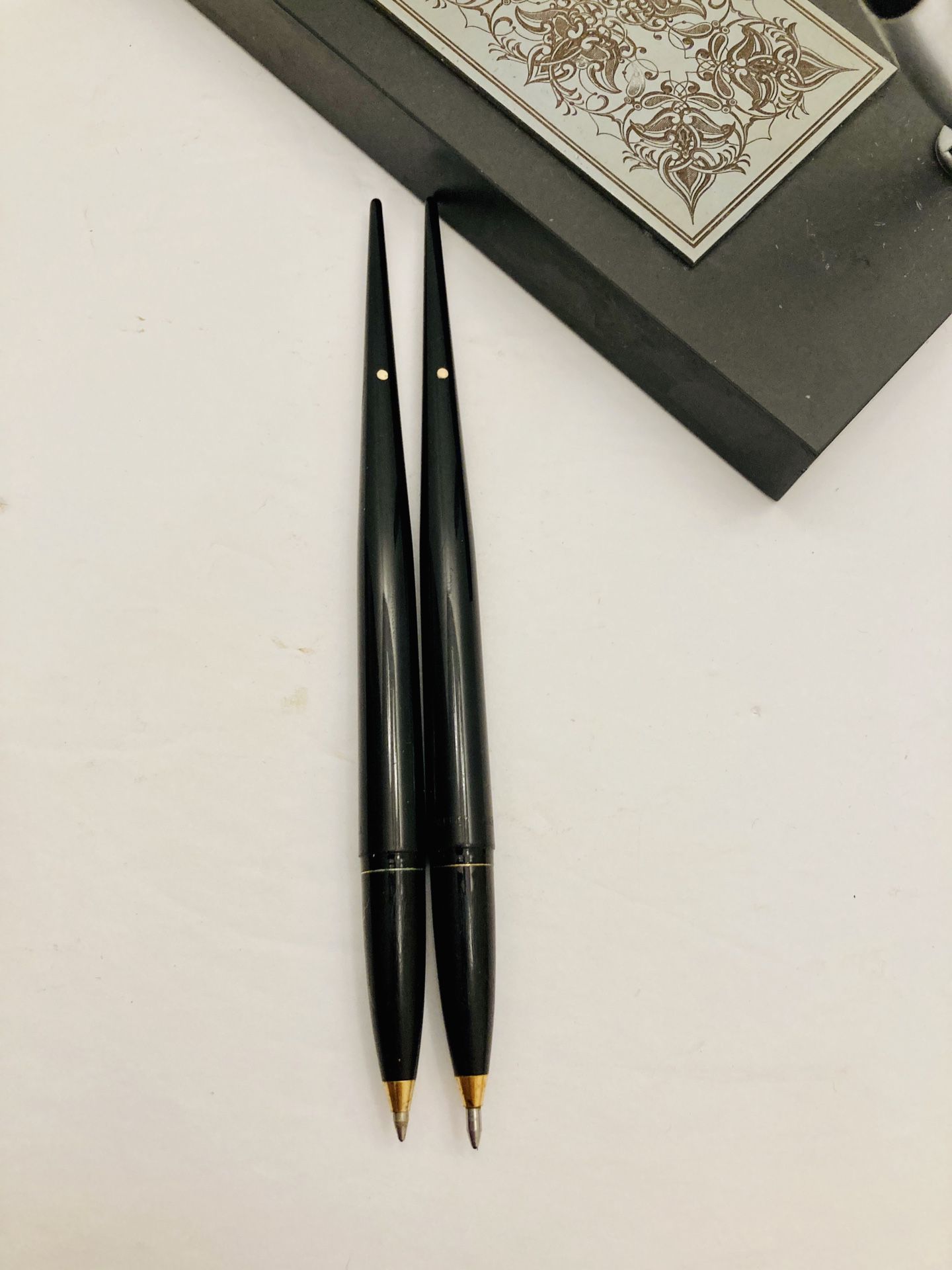 Vintage Rare Sheaffer Black Fountain Etched Scroll Design Marble Dual Pen Holder Set W/ 2 White Dot Pens