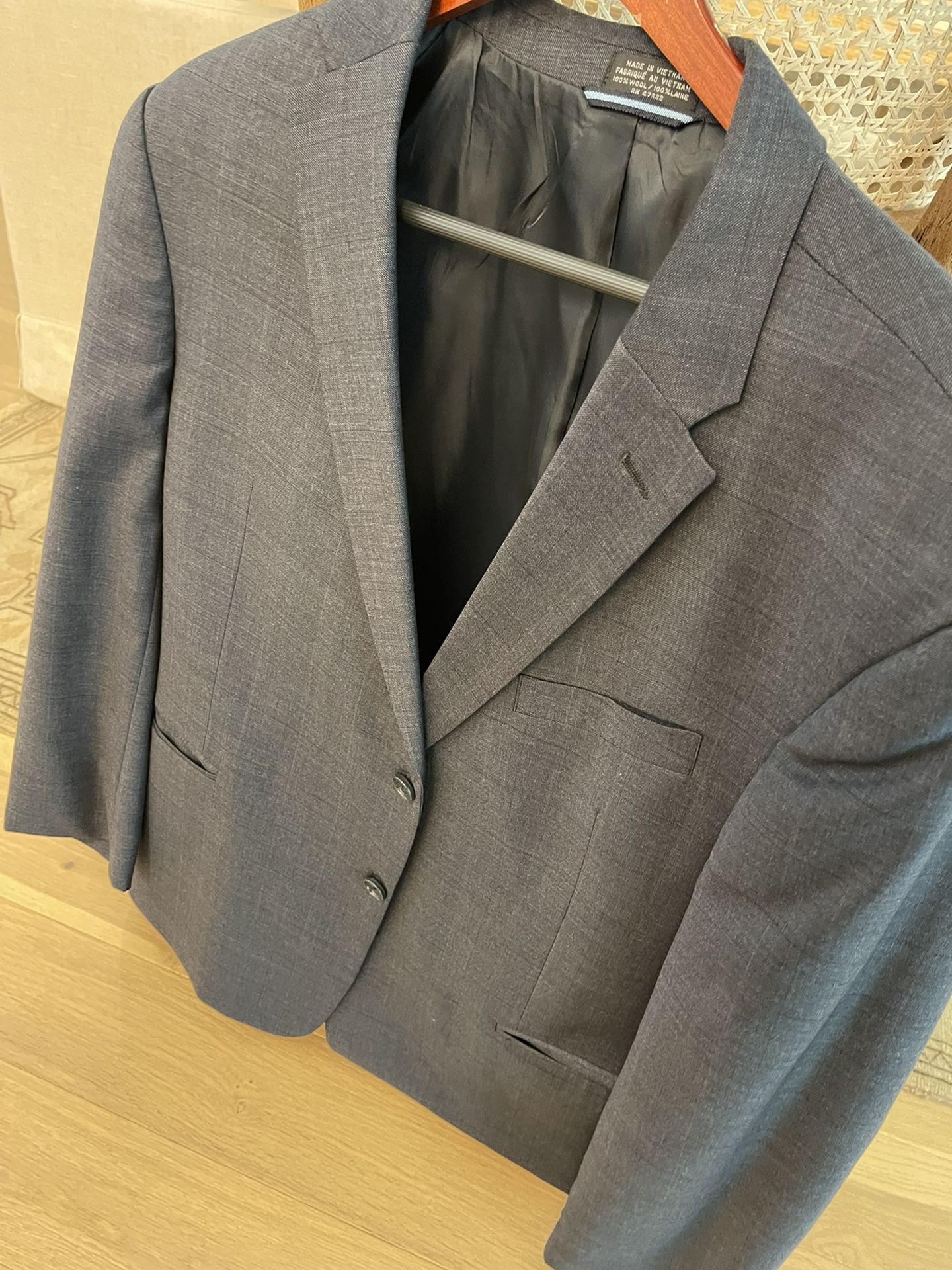 Men’s Tommy Hilfiger Designer Suit (Jacket Size 46R pants approx 38R)