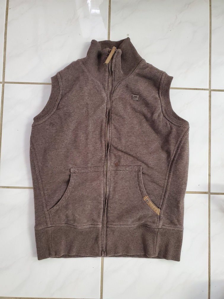 Nike Womens Large (12-14) Gray Full Zip Sherpa Lined Vest Jacket.

Condition: Pre-owned, in excellent condition! Only flaw is a little stain at the fr