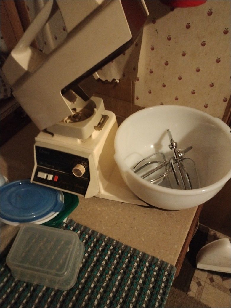 Vintage Oster Regency Mixer W/Large Bowl And 2 Mixing Paddles/Beaters
