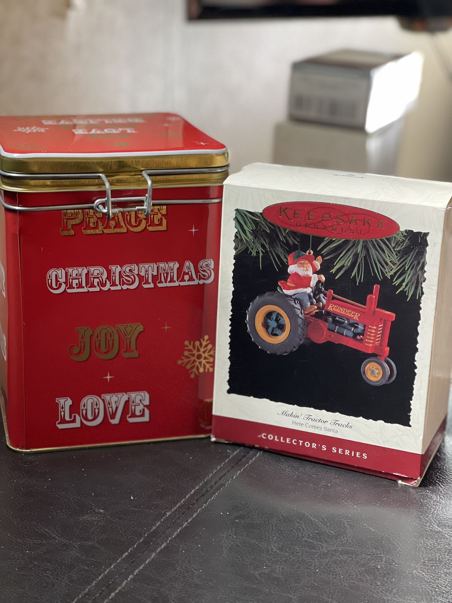 1994 Hallmark Keepsake Ornament Here Comes Santa Makin' Tractor Tracks Santa 
