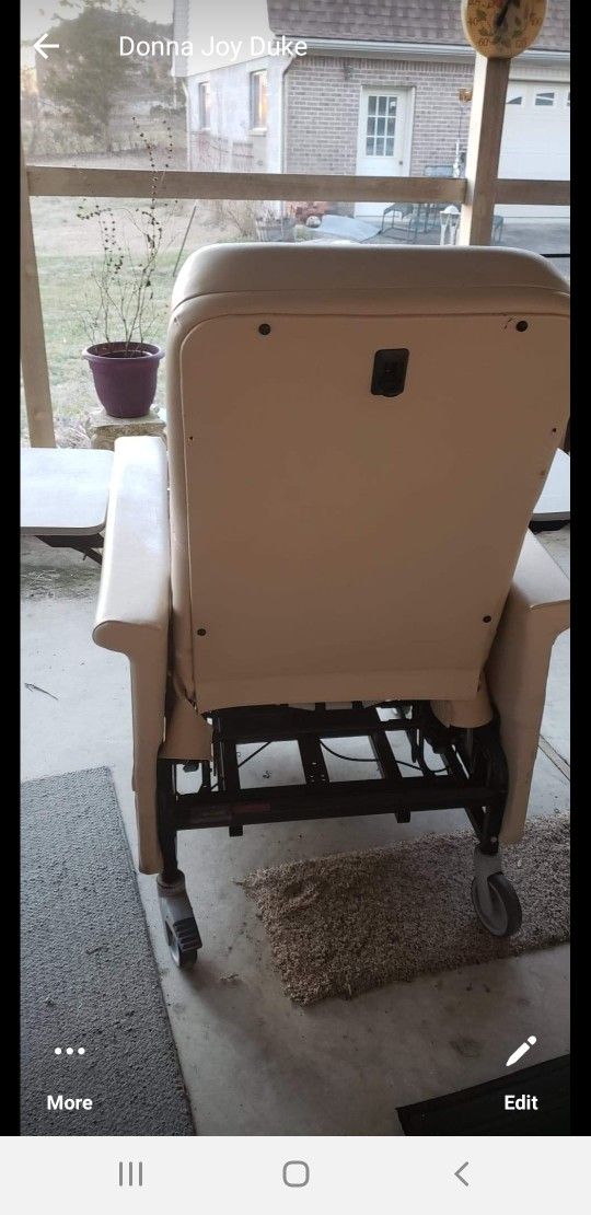 Geri Chair With Side Tray