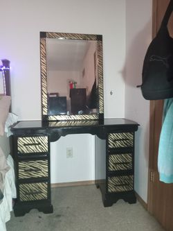 Makeup Vanity/Desk And Matching Mirror  Thumbnail