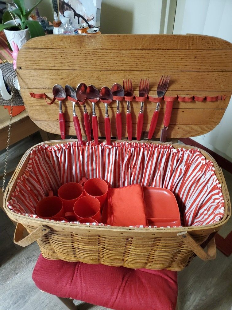 VINTAGE PICNIC BASKET