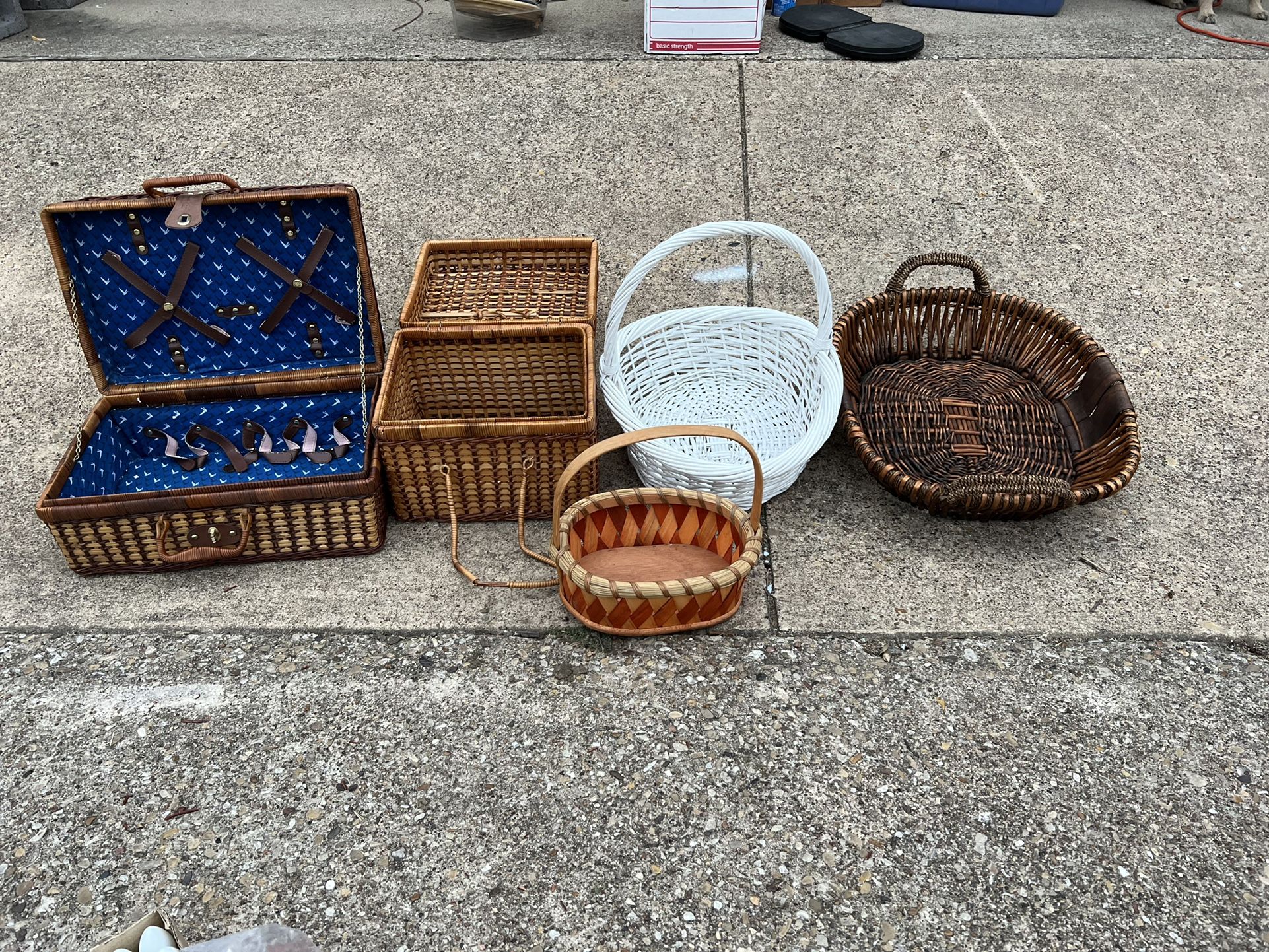 Big Lot Of Baskets