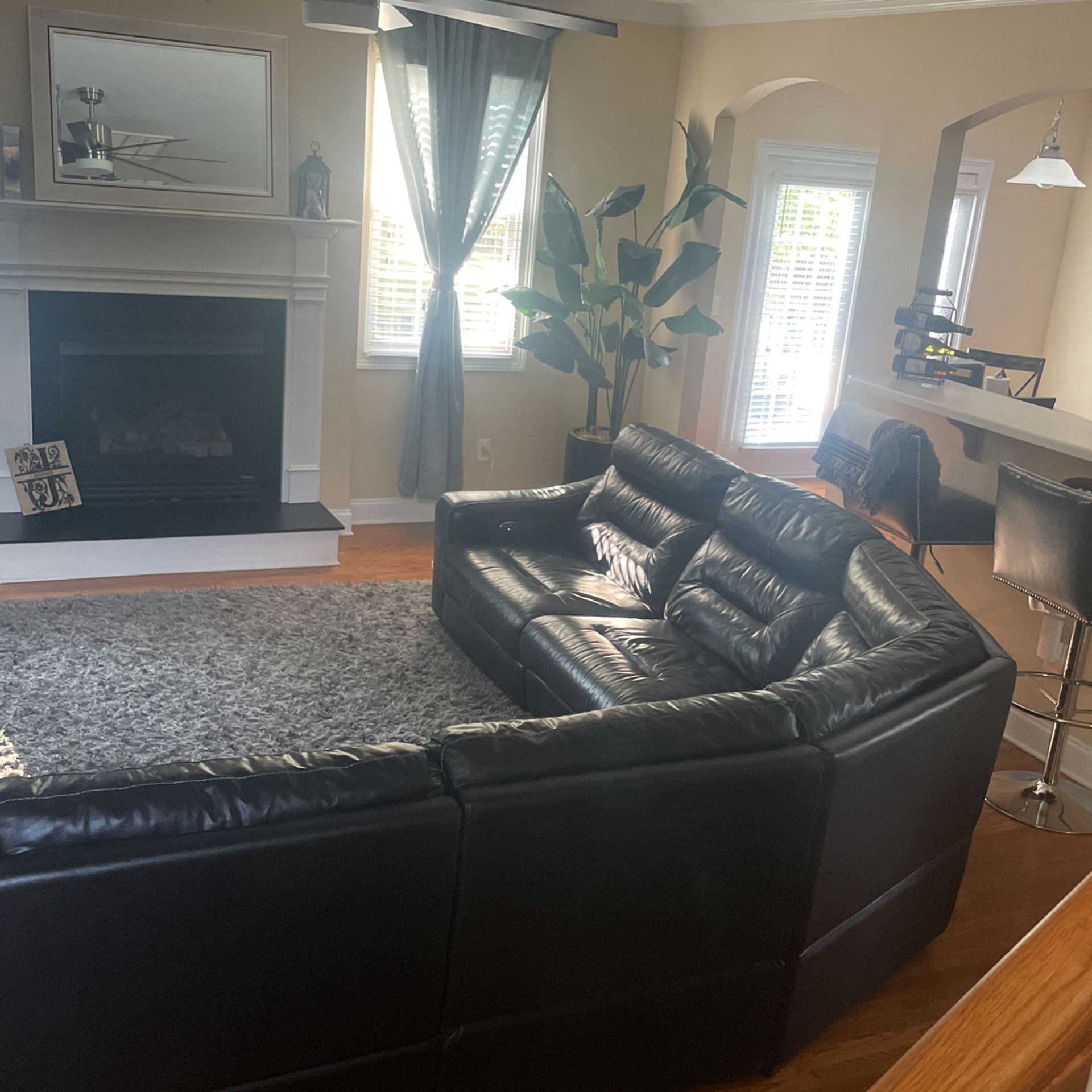 Leather Sectional In Excellent Condition