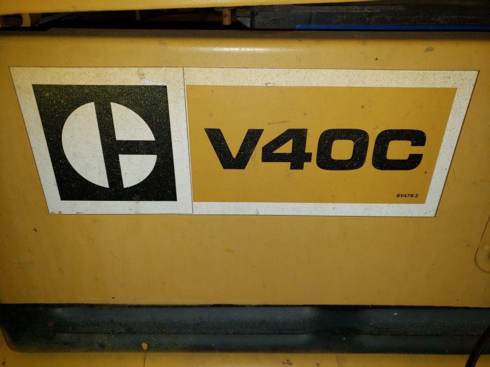 Cat v40c forklift 4000 lb only 1287 original hours almost new air tires turn key