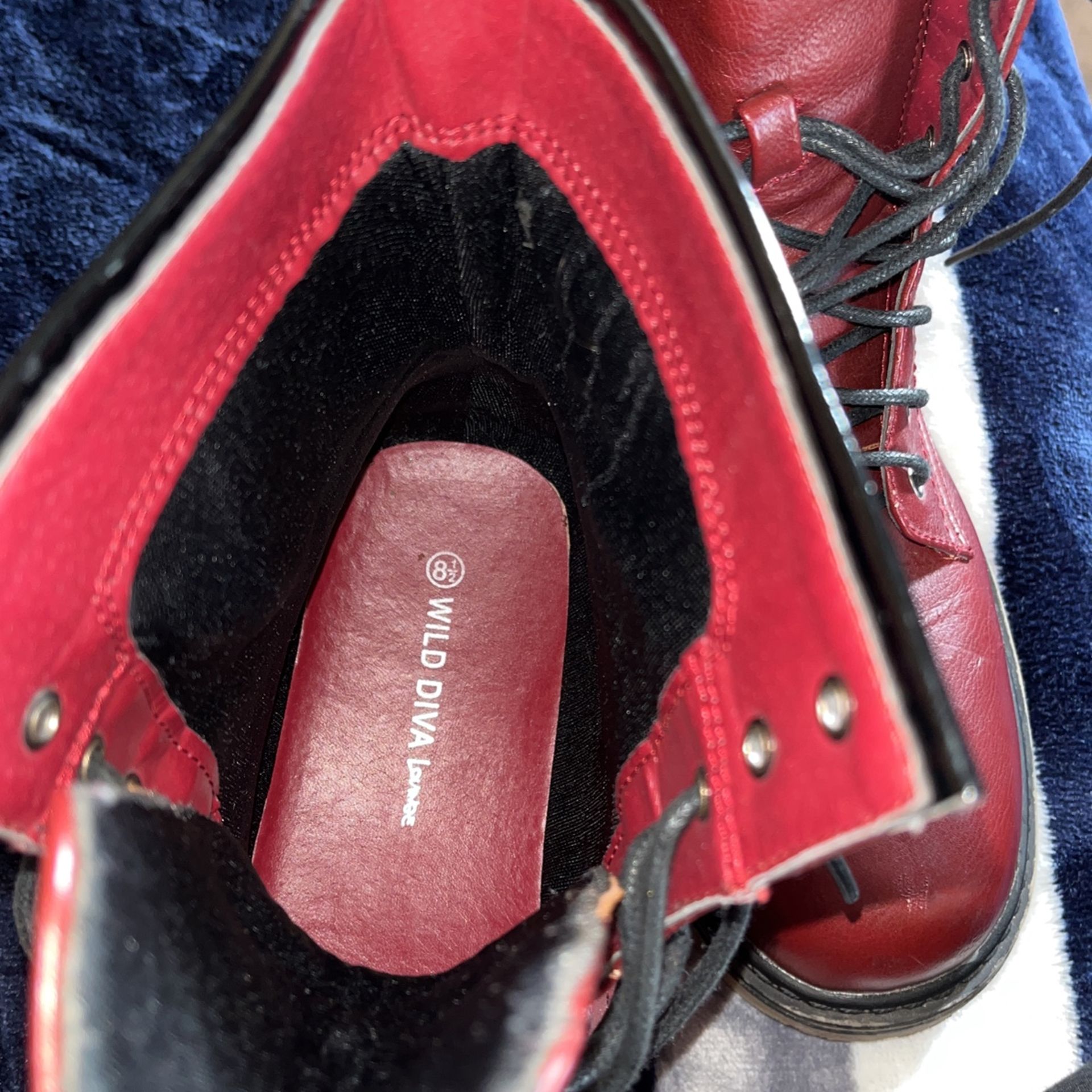dr martin boots in great conditio wine color