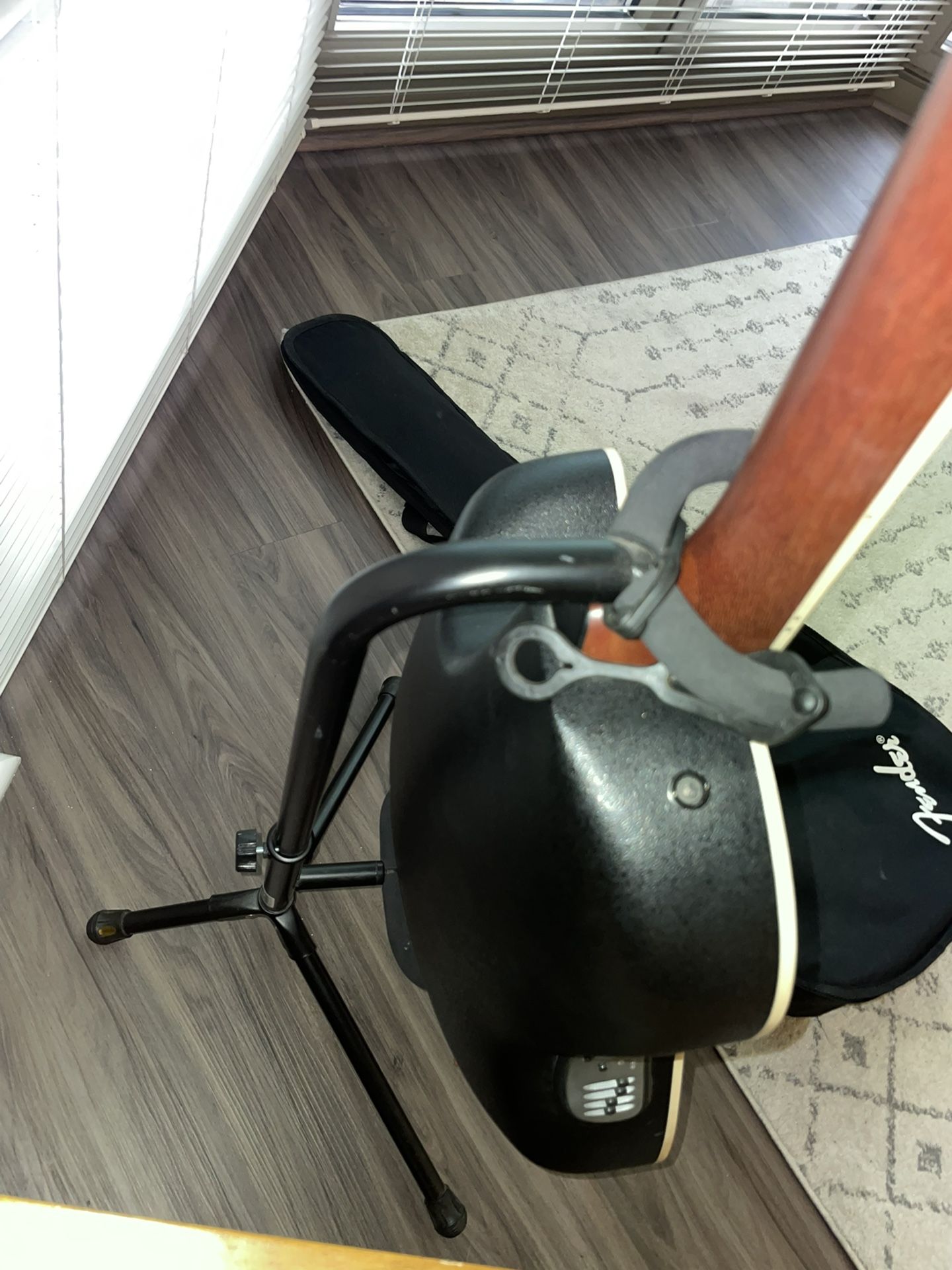 Ovation Celebrity CSE-44 Guitar