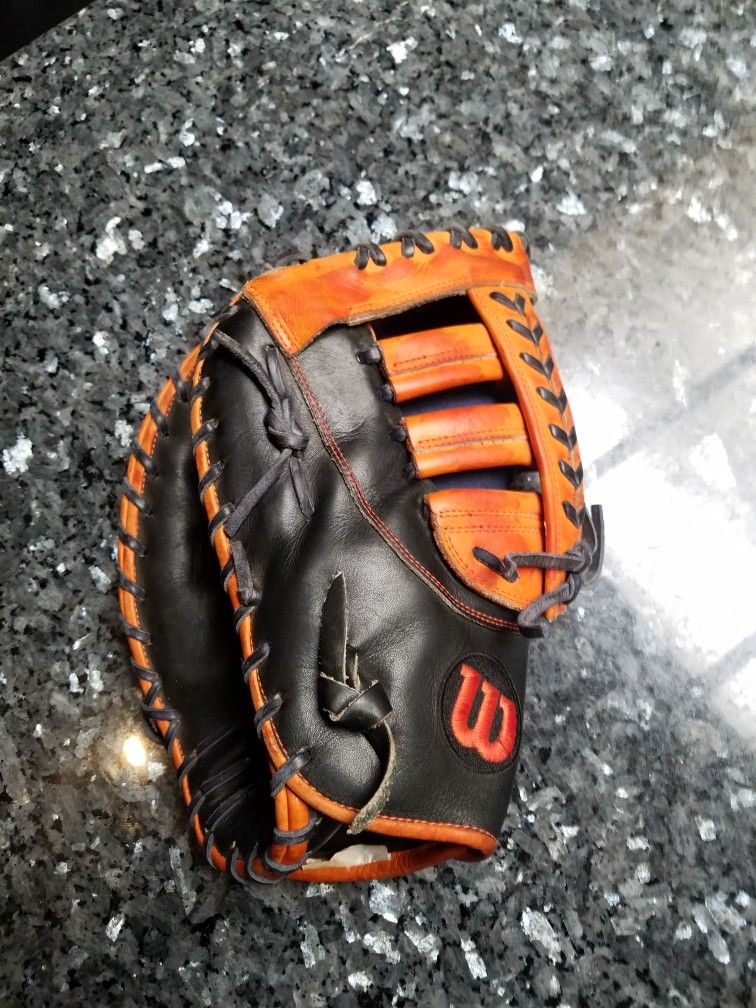 WILSON A2000 MC24 LHT 12 " 1B GLOVE