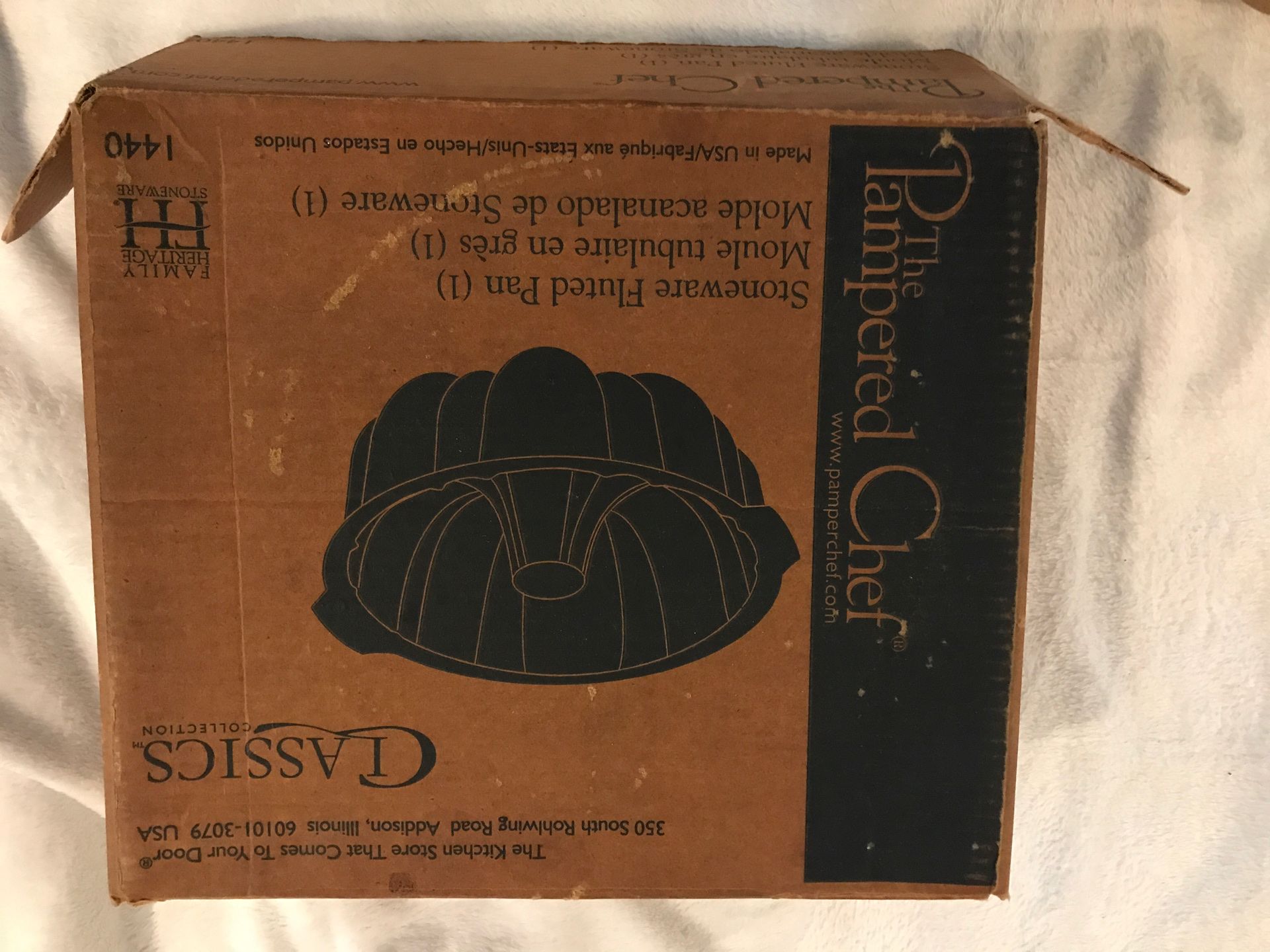 PAMPERED CHEF STONEWARE FLUTED PAN 1140 SEASONED